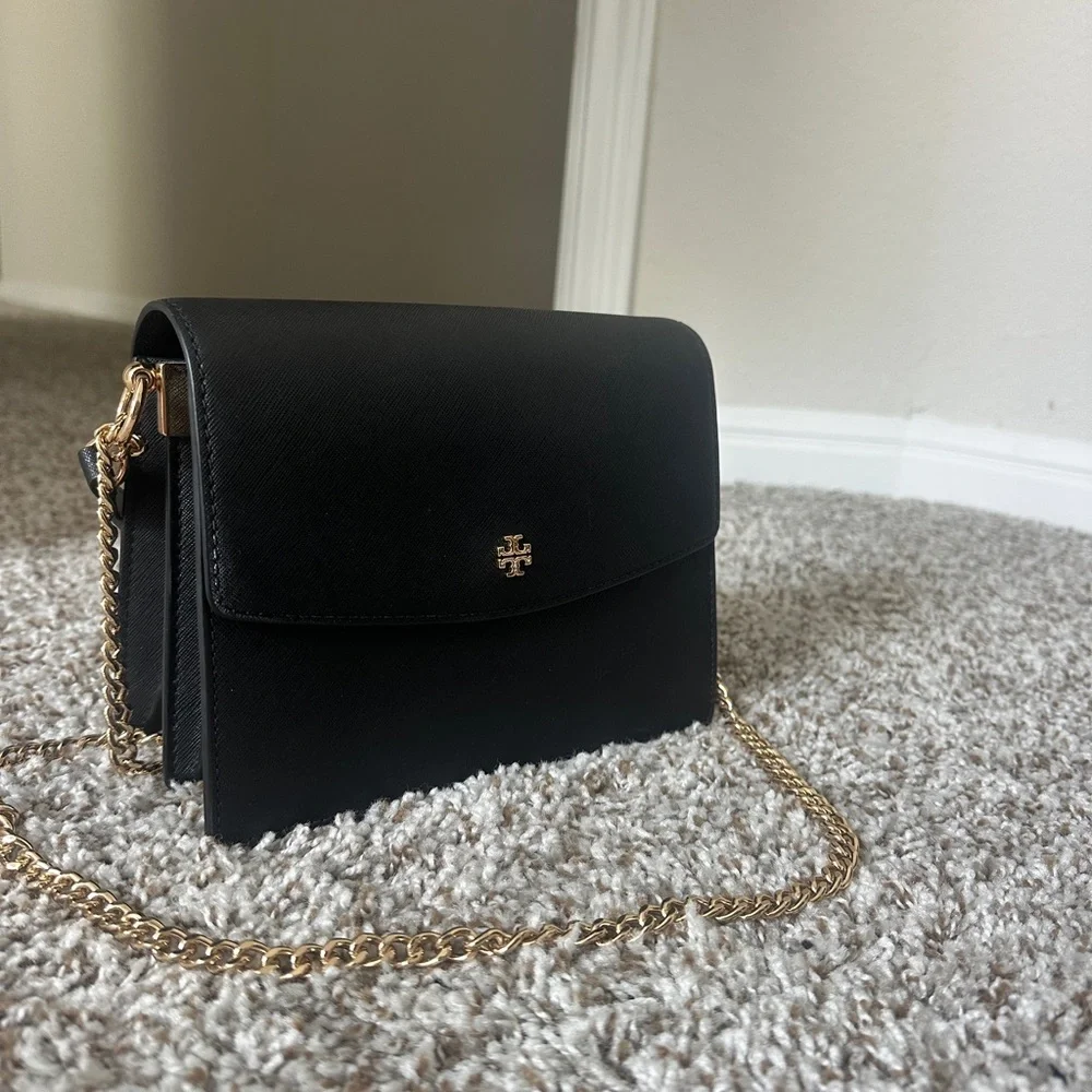Tory Burch Emerson Envelope Black Crossbody Bag with Gold Chain - Picture 2 of 6